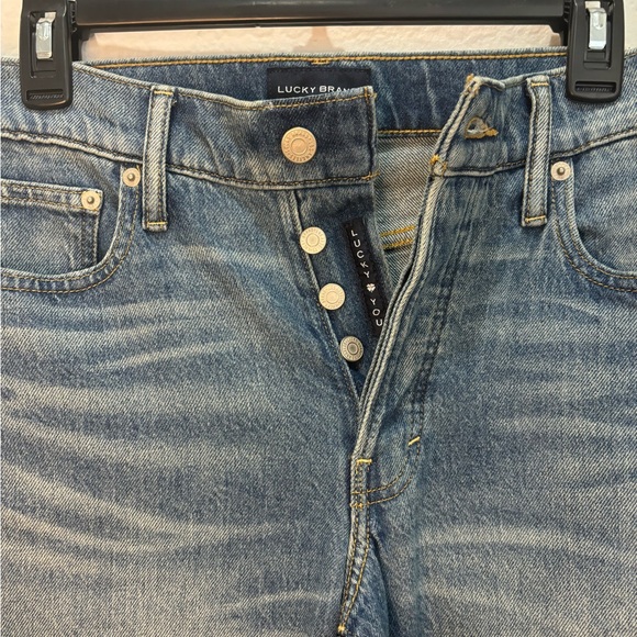 NWT- Lucky Jeans Button Front Mid-Rise Straight Leg Light Wash - Picture 3 of 5